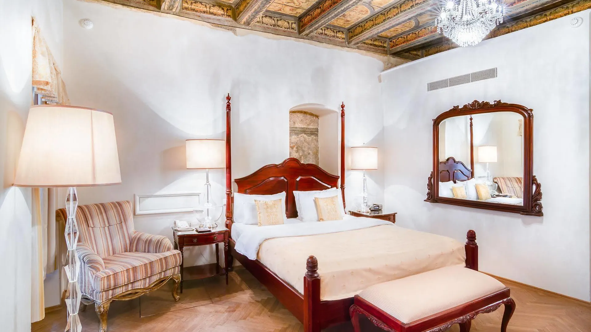 The Dominican Prag Hotell